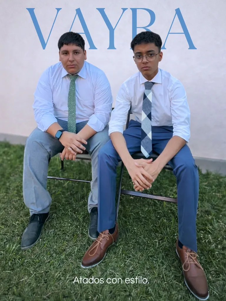 Editorial VAYRA Atados con Estilo - Modelos con Corbata Tartán y Verde