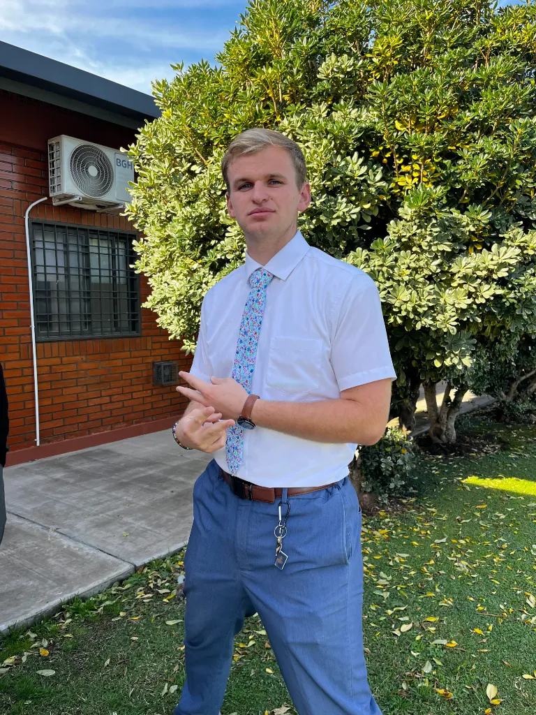 Modelo con Camisa Blanca y Corbata Floral Liberty Celeste VAYRA