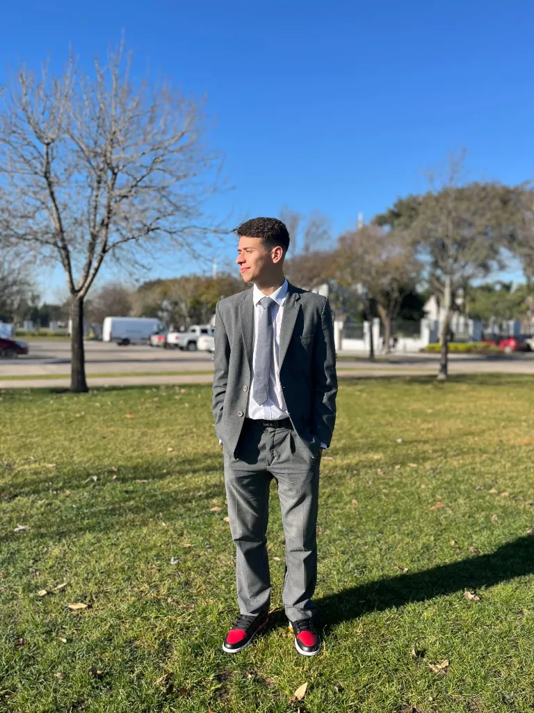 Modelo con Traje Completo Gris y Corbata VAYRA